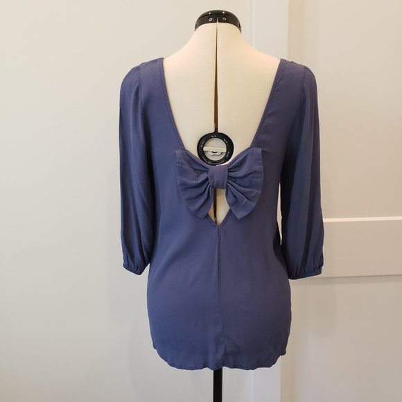 Everly Navy Blue Top with Bow Tie Cut Out in the Back Size Medium - Picture 3 of 9